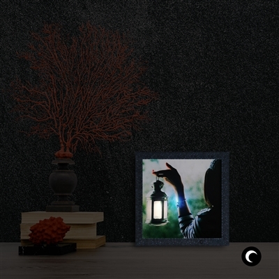 قاب عکس فانوس داخل دست دختر